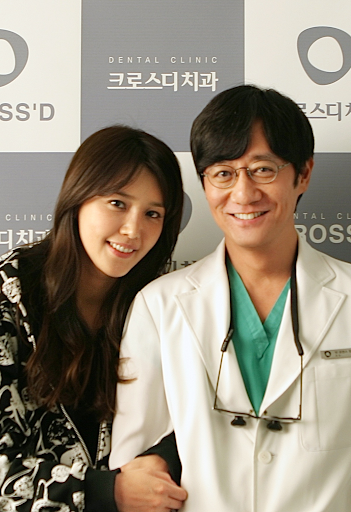 Diễn viên, ca sĩ Chae Jung Ahn với nụ cười rạng rỡ bên cạnh nha sĩ Lawrence Bahn