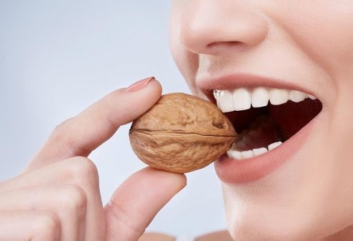 Đồ ăn dai và cứng chính cản trở quá trình phục hồi sau khi trồng Implant