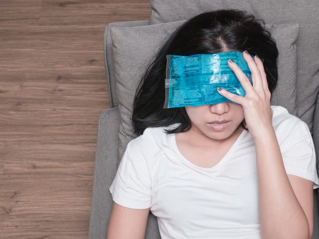 Chườm lạnh vùng mắt sau phẫu thuật bóc mỡ mắt