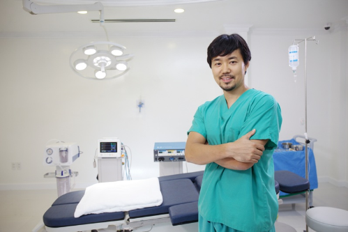 Bác sĩ Kim In Chul với 25 năm kinh nghiệm thẩm mỹ mắt