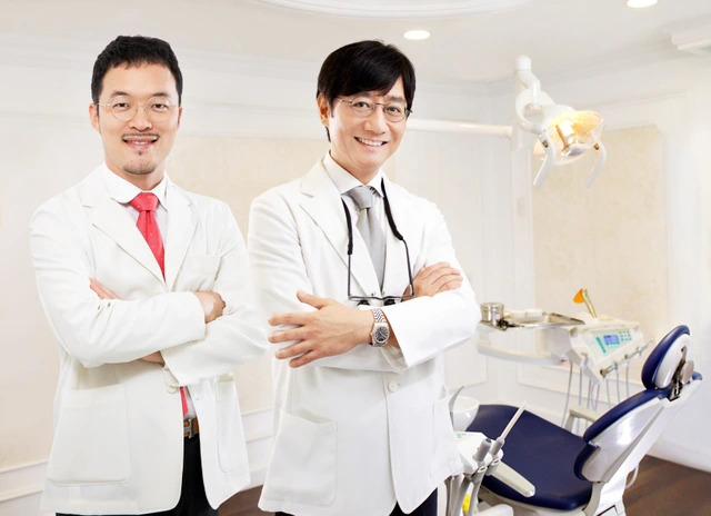 Bác sĩ Park Dong Won (bên trái) và bác sĩ Lawrence Bahn (bên phải)