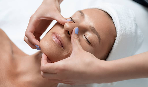 Massage để mũi tẹt nhìn nghiêng trông cao hơn