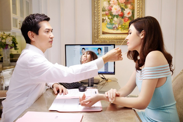 Tiến sĩ - Bác sĩ Shin Dong Min tư vấn cho khách hàng 