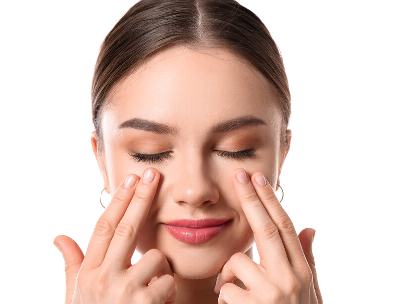 Massage mắt tại nhà để cải thiện tình trạng sụp mí mắt nhẹ