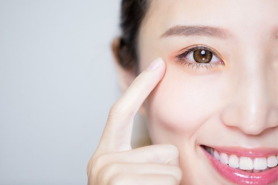 Sử dụng gel kích mí để giúp mắt to tròn và đẹp