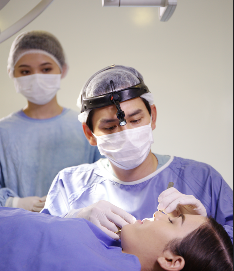 Tiến sĩ, bác sĩ Shin Dong Min trực tiếp thực hiện phẫu thuật mũi cho khách hàng