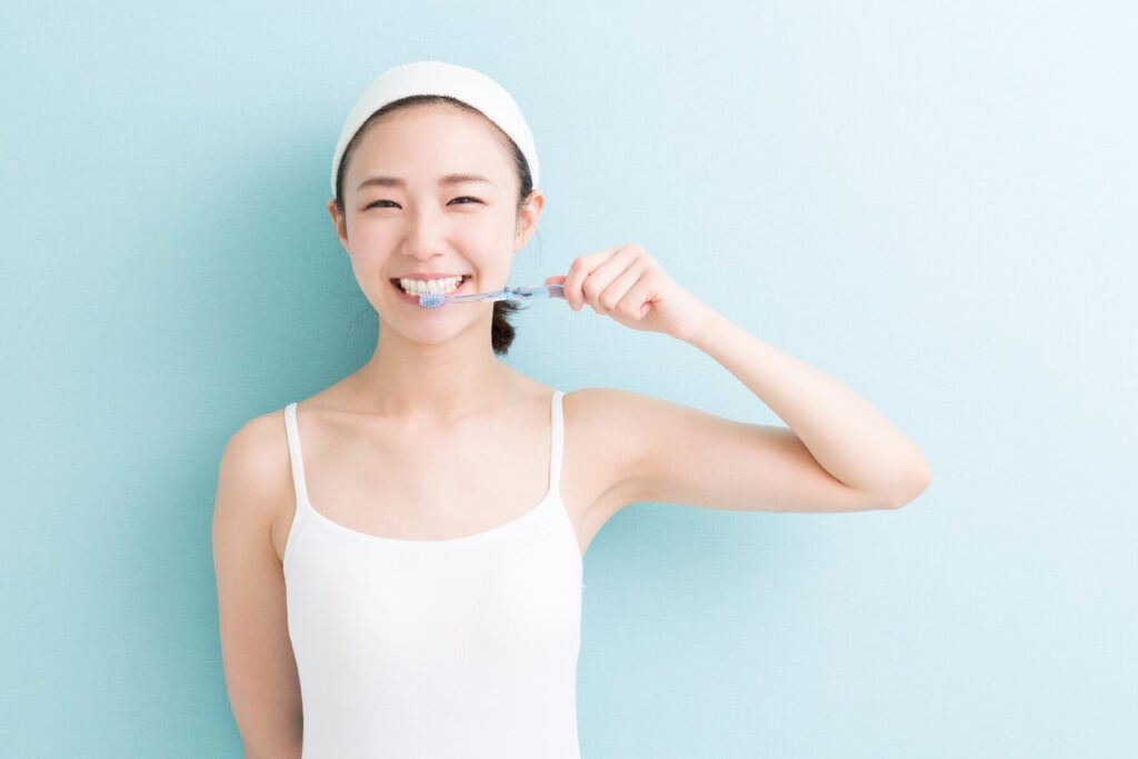Không vệ sinh răng miệng sạch sẽ sau khi bọc răng sứ cũng là nguyên nhân gây hôi miệng