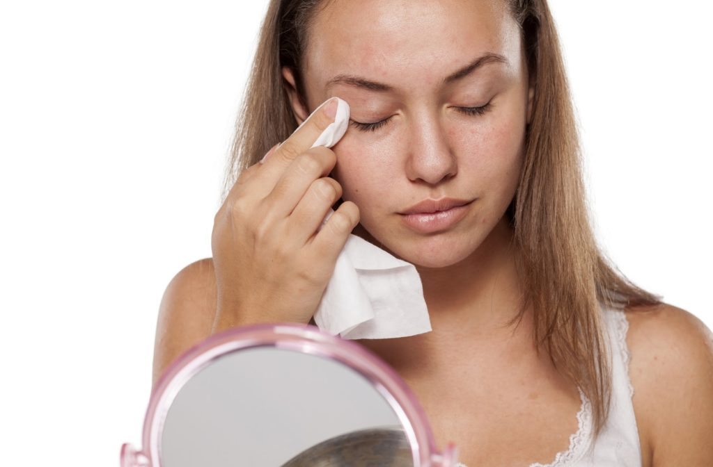 Vệ sinh mí mắt sau khi cắt chỉ theo đúng chỉ dẫn của bác sĩ 