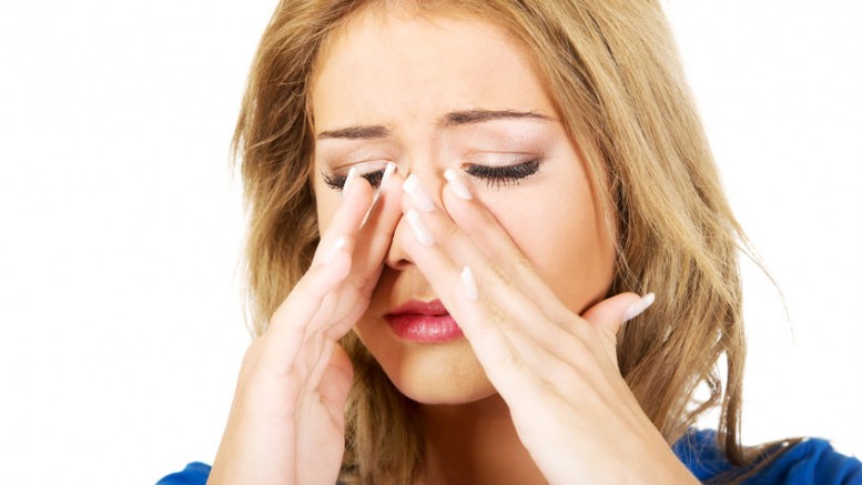Đau nhức mũi và hốc mắt là triệu chứng có thể gặp của những người nâng mũi khi về già