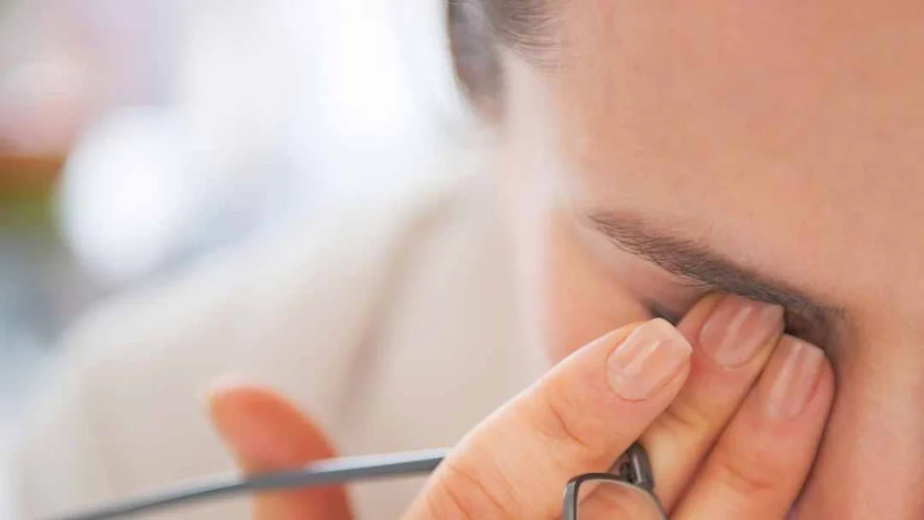 Mỡ mí mắt trên cũng do một số bệnh lý gây ra