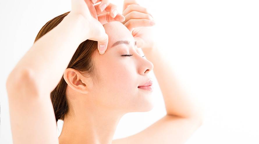Massage mắt để giảm mỡ mí mắt