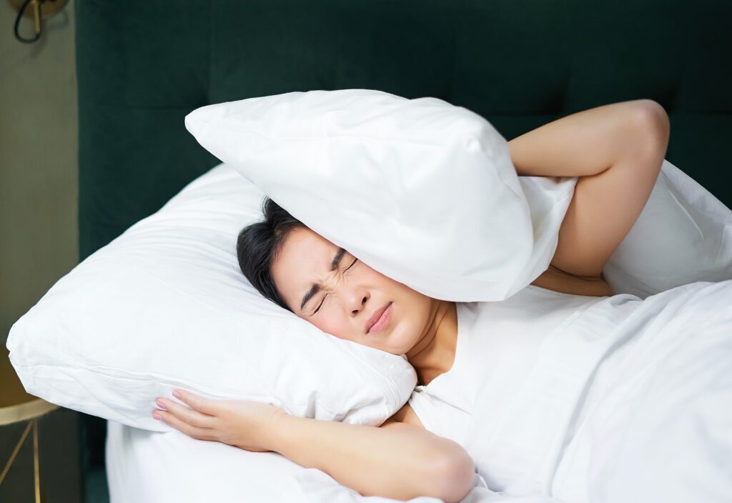 Thiếu ngủ hay thức khuya cũng gây ra tình trạng mắt mí lót