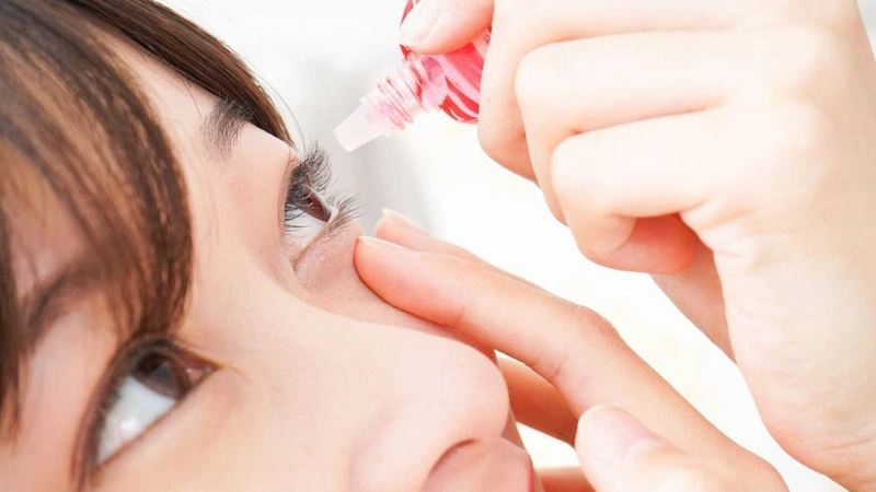 Rửa mắt bằng nước muối sinh ly đúng cách sau phẫu thuật