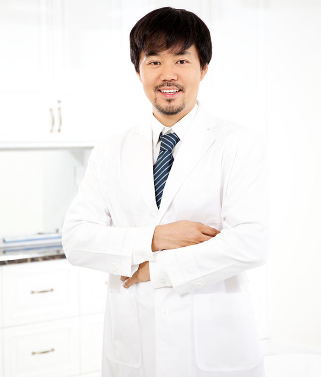 Thạc sĩ - Bác sĩ Kim In Chul có hơn 30 năm kinh nghiệm phẫu thuật thẩm mỹ mắt
