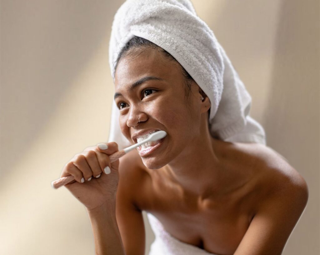 Cải thiện tình trạng răng sứ xỉn màu bằng cách vệ sinh đúng cách