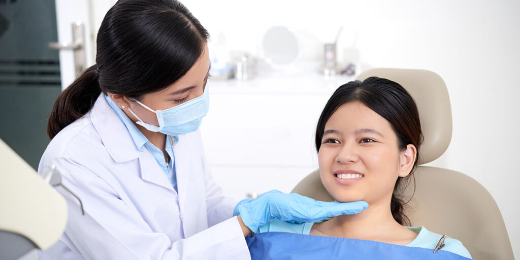 Thăm khám nha khoa kịp thời khi xuất hiện tình trạng hôi miệng sau khi bọc răng sứ