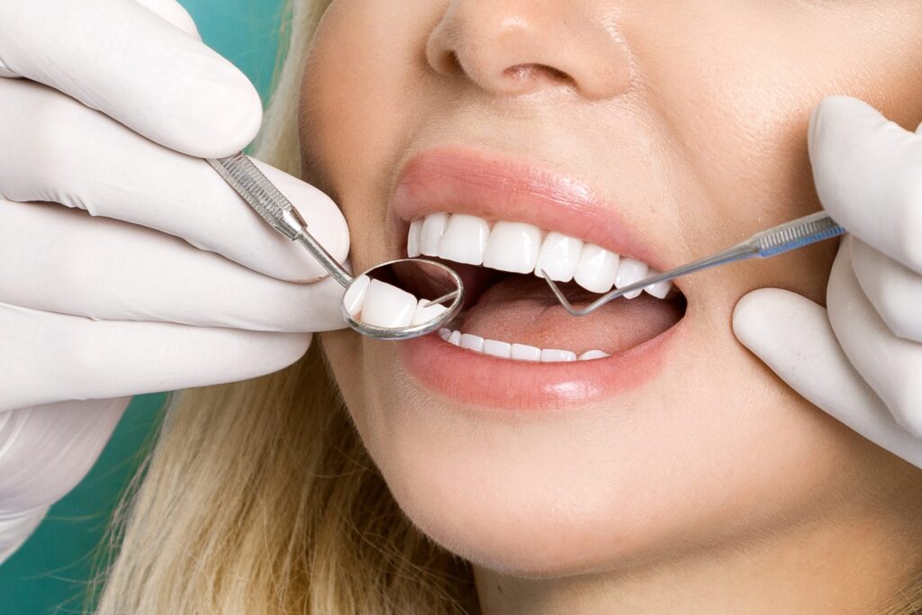 Bọc răng sứ có đau không cũng phụ thuộc vào tình trạng răng miệng của bệnh nhân