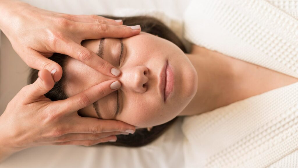 Massage mắt nhẹ nhàng giúp cải thiện mắt trũng sâu