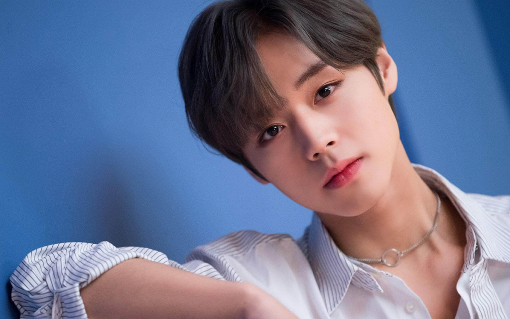 Park Jihoon sở hữu đôi mắt nai quyến rũ