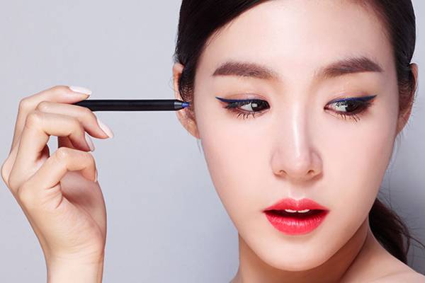 1-4 tháng là khoảng thời gian sau hậu phẫu bạn mới nên trang điểm mắt 