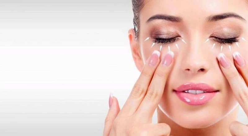 Massage nhẹ nhàng vùng mắt sẽ giúp tạo bọng mắt tự nhiên