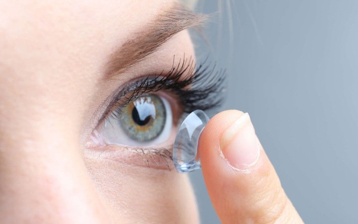 Đeo kính áp tròng giúp đôi mắt to tròn hơn