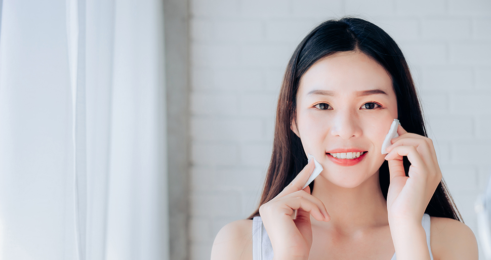 Rửa mắt bằng nước muối sinh lý và bông mềm