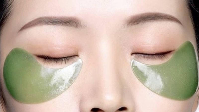 Đắp mặt nạ mắt giúp vùng da quanh mắt mịn màng, khỏe mạnh hơn